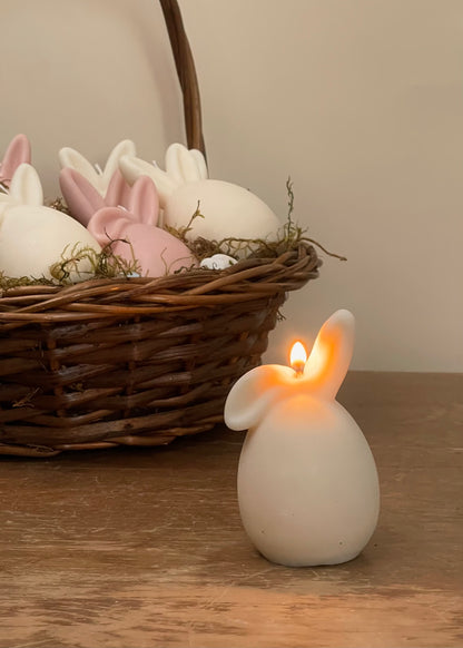 Chester | Conejito de Pascua de orejas caídas | Vela de aromaterapia de soja para decoración del hogar, baño y ocasiones especiales